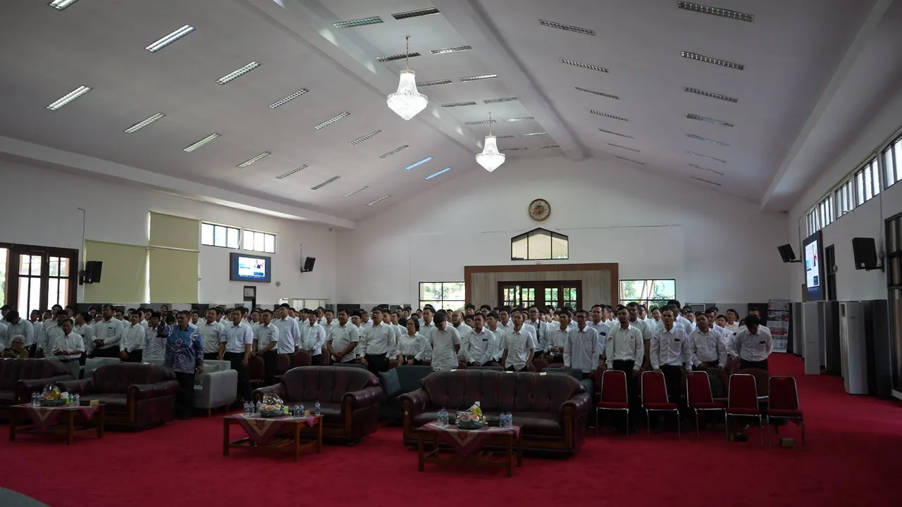 Peserta seleksi berdiri di Aula PPKD Jakarta Timur