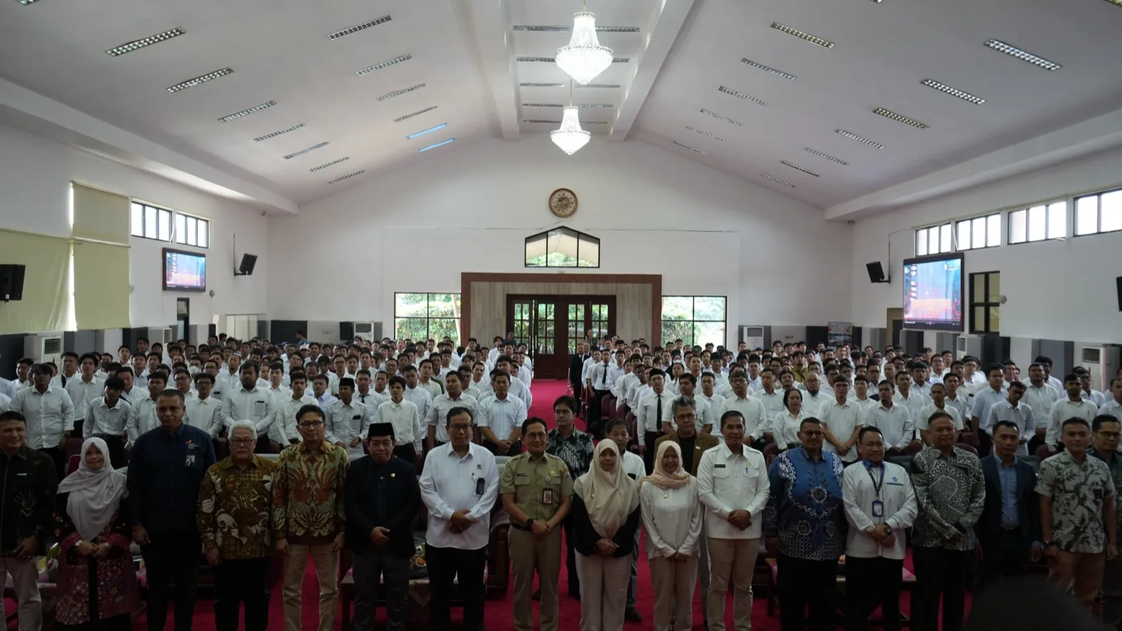Foto bersama peserta dan pejabat pada pembukaan program