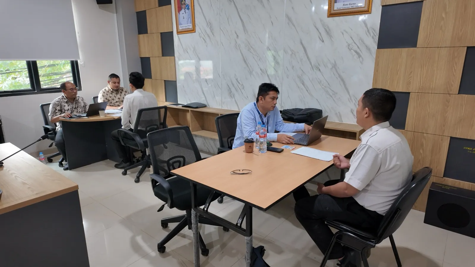 Sesi konsultasi calon peserta bersama tim di ruang kantor